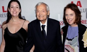 Catherine Corman, Roger Corman y Julie Corman asisten a la 16ª Gala Anual de Premios Nacionales de Periodismo de Arte y Entretenimiento en el Millennium Biltmore Hotel Los Ángeles el 3 de diciembre de 2023 en Los Ángeles, California.