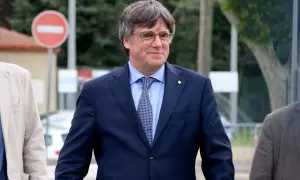 El candidato de Junts, Carles Puigdemont, llega sonriente al pabellón de Argelèrs.