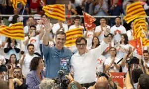 El presidente del Gobierno Pedro Sánchez (i) y el candidato del PSC Salvador Illa (d) durante un mitin del PSC, en Pavelló Vall d’Hebron, a 10 de mayo de 2024, en Barcelona