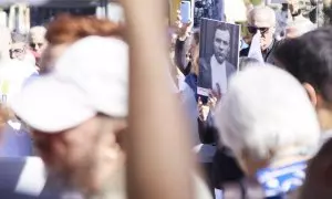 Una persona porta la foto de un familiar durante la concentración de colectivos memorialistas de Sevilla ante la basílica de la Macarena, a 6 de noviembre de 2022 en Sevilla (Andalucía, España). Tras las exhumación, del pasado día 2 de este mes, del gener