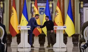 El presidente del Gobierno de España, Pedro Sánchez (i), y el presidente de Ucrania, Volodimir Zelenski (d), se saludan a su llegada al Palacio Mariinski, a 23 de febrero de 2023, en Kiev (Ucrania).