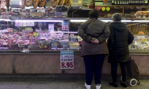 Dos mujeres compran en un mercado de Madrid. Imagen de Archivo.