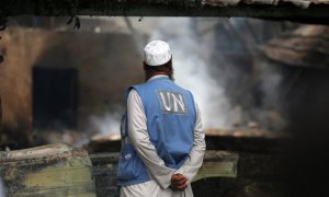 Un empleado palestino de UNRWA observa los daños en el lugar de un ataque israelí a una escuela que albergaba a personas desplazadas, en medio del conflicto en curso entre Israel y el grupo islamista palestino Hamas, en el campamento de refugiados de Nuse