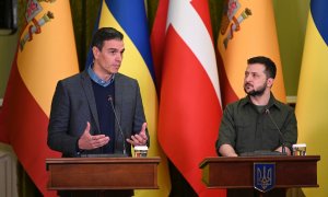 El presidente del Gobierno, Pedro Sánchez, junto a su homólogo ucraniano durante un encuentro en Ucrania, a 20 de abril de 2022.