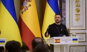 El presidente de Ucrania, Volodimir Zelenski, pronuncia un discurso a su llegada al Palacio Mariinski, a 23 de febrero de 2023, en Kiev (Ucrania).