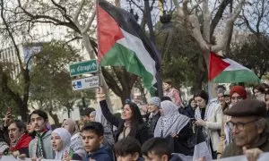 Decenas de personas durante una manifestación en apoyo a Palestina en València, a 25 de febrero de 2024.