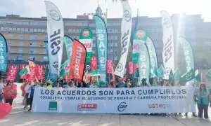 Concentración de sanitarios en el Hospital Virgen del Rocío, de Sevilla, este jueves.