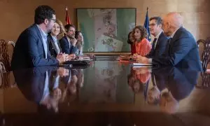 Integrantes del PSOE y Sumar, reunidos este jueves en el Congreso.