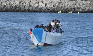 Varios migrantes llegan al puerto de La Restinga, a 4 de febrero de 2024, en El Hierro, Santa Cruz de Tenerife, Islas Canarias.