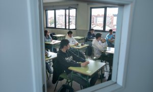 Varios alumnos en un aula en una foto de archivo