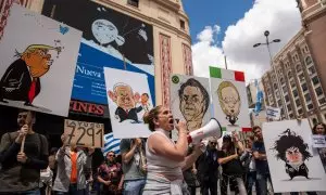 Varias personas protestan durante una manifestación contra la visita de Milei a España