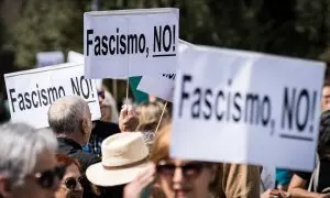 19/05/2024 Varias personas protestan durante una concentración en contra del acto ‘Europa Viva 24’ en la Plaza de Colón, a 19 de mayo de 2024.