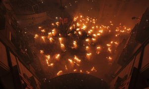 La plaça Sant Pere de Berga en el moment del salt de Plens plena de foc i fum