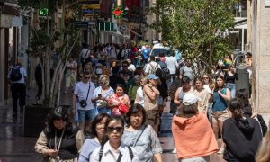 24/05/2024 Varios turistas se hacen fotos en las calles del centro de Palma de Mallorca, a 24 de abril de 2024.