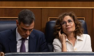 El presidente del Gobierno, Pedro Sánchez, y la vicepresidenta primera y ministra de Hacienda, María Jesús Montero, durante una sesión de control en el Congreso de los Diputados, a 22 de mayo de 2024, en Madrid.