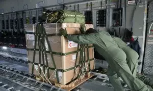 Imagen de archivo de dos operarios preparando ayuda humanitaria para Gaza.