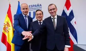 El ministro de Asuntos Exteriores español, José Manuel Albares, junto a sus homólogos de Noruega e Irlanda tras su comparecencia en Bruselas.