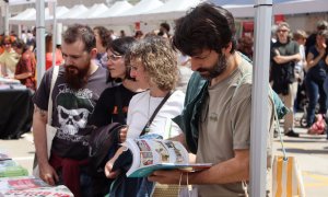 Diverses persones mirant llibres en una de les parades de la Fira Literal a Barcelona