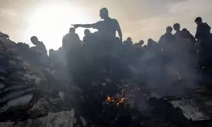 Los palestinos inspeccionan los daños después de una incursión del ejército israelí en un campamento en una zona designada para personas desplazadas en Rafah, en el sur de la Franja de Gaza, el 27 de mayo de 2024.