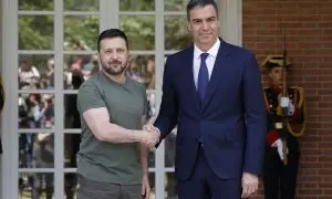 El presidente del gobierno español, Pedro Sánchez, da la bienvenida al presidente de Ucrania, Volodímir Zelenski​, este lunes en el palacio de La Moncloa en Madrid.