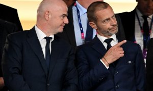 El presidente de la FIFA, Gianni Infantino, y el presidente de la UEFA, Aleksander Čeferin, en las gradas antes del partido de fútbol de la final de la UEFA Champions League entre el Manchester City FC y el Inter de Milán en el Estadio Olímpico Atatürk, a