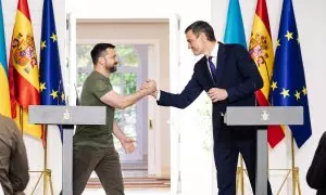 El presidente de Ucrania, Volodimir Zelenski (i) y el presidente del Gobierno, Pedro Sánchez