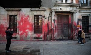 Fachada de la sede de la Dirección General de Fe pública y notariado, a la que la asociación Futuro Vegetal lanzó pintura roja y negra, a 13 de abril de 2023, en Madrid.