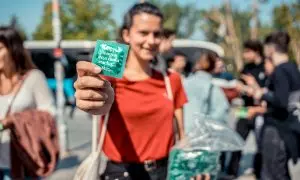 Una estudiante sujeta un preservativo durante una campaña en la Ciudad Universitaria de Madrid, a 22 de mayo de 2023, en Madrid.