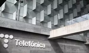 el logo de Telefónica en su sede corporativa en la zona norte de Madrid.