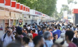 Firmas de escritores y actividades paralelas, dos atractivos de la Feria del Libro de Madrid.