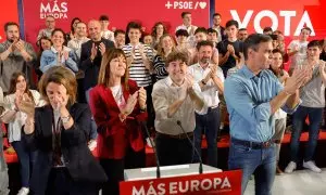 El presidente del Gobierno, Pedro Sánchez (d), la cabeza de lista del PSOE a las elecciones europeas, Teresa Ribera (i) y el candidato socialista a lehendakari en las últimas elecciones, Eneko Andueza (2d), durante un acto de campaña de cara a las eleccio