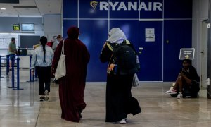 Cartel de la aerolínea Ryanair en el aeropuerto Adolfo Suárez-Madrid Barajas, en Madrid (España)