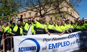 Los trabajadores de Acerinox durante una concentración en Sevilla.