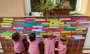 Un grupo de niños durante una actividad para sensibilizar sobre la importancia de la acogida familiar, en Sevilla.