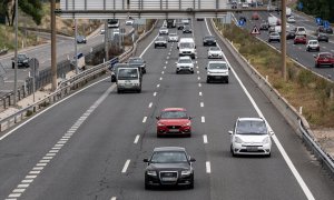 Varios coches durante la operación salida por el puente de mayo, en la A3, a 30 de abril de 2024, en Madrid.