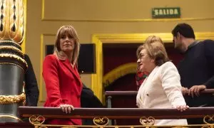 Foto de archivo de la mujer de Pedro Sánchez, Begoña Gómez (i), en la tribuna de invitados del Congreso de los Diputados durante la primera sesión del debate de investidura del líder socialista como presidente de Gobierno. E.P./Eduardo Parra