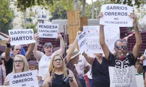 Vecinos durante una protesta del colectivo Barrios Hartos en Sevilla. Imagen de archivo.