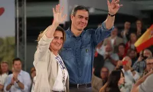 El secretario general del PSOE y presidente del Gobierno, Pedro Sánchez, y la candidata del PSOE para las elecciones europeas y vicepresidenta tercera y ministra para la Transición Ecológica y el Reto Demográfico, Teresa Ribera, durante un acto de campaña