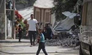 Un niño palestino en el campamento de refugiados de al Nuseirat, en el centro de la Franja de Gaza.