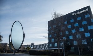 El logo del Banco Sabadell en su sede en San Cugat del Vallés (Barcelona). E.P./David Zorrakino