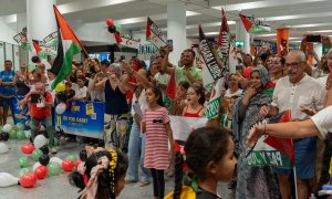 Los niños saharaui llegando al aeropuerto de Sevilla, a 13 de julio de 2023, en Sevilla