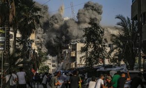 Una explosión seguida de un ataque aéreo israelí en el campo de refugiados de Al Bureije, en Gaza.