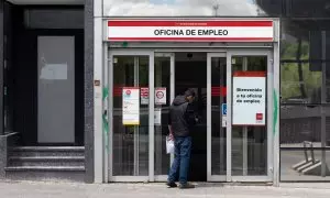 Una persona entra a una oficina del SEPE.