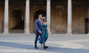 El presidente del Gobierno , Pedro Sánchez, junto a su mujer, Begoña Gómez, a su llegada al Palacio de Carlos V en Granada en octubre de 2023.