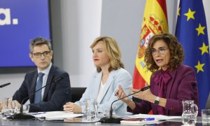 La vicepresidenta primera y ministra de Hacienda, María Jesús Montero (d.), con la ministra de Educación y portavoz del Gobierno, Pilar Alegría (c),  y el ministro de Presidencia, Justicia y Relaciones con las Cortes, Félix Bolaños (i.), durante la rueda