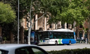 Un autobus en una calle de Palma de Mallorca.