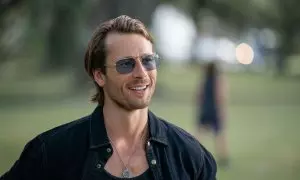 Glen Powell como Ron, el alter ego del personaje en una secuencia de 'Hit Man. Asesino por casualidad'.