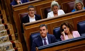 El presidente del Gobierno, Pedro Sánchez, y la vicepresidenta primera y ministra de Hacienda,  Maria Jesus Montero, en el Congreso de los Diputados, durante la aprobación definitiva de la ley de amnistía. REUTERS/Susana Vera