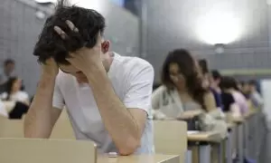 Estudiantes durante el primer examen de la EBAU en Ciudad Universitaria en Madrid, este lunes.