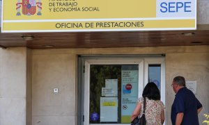 Dos personas entran a una oficina del SEPE, a 4 de junio de 2024, en Villalba, Madrid.